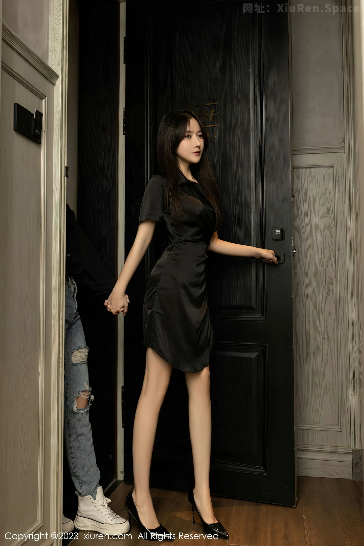 图片[2]-[XiuRen秀人网]2023.01.19 VOL.6162 laura阿姣 黑色紧身连衣裙加黑丝美腿双人拉拉性感私房写真集-秀人网官方网站